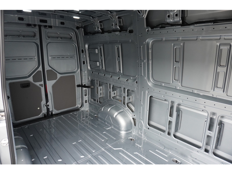 Volkswagen Crafter 30 2.0 TDI 140PK L3H3 Automaat Highline, Modeljaar 2025, App Connect, Trekhaak Volkswagen Crafter 30 2.0 TDI 140PK L3H3 Automaat Highline, Modeljaar 2025, App Connect, Trekhaak