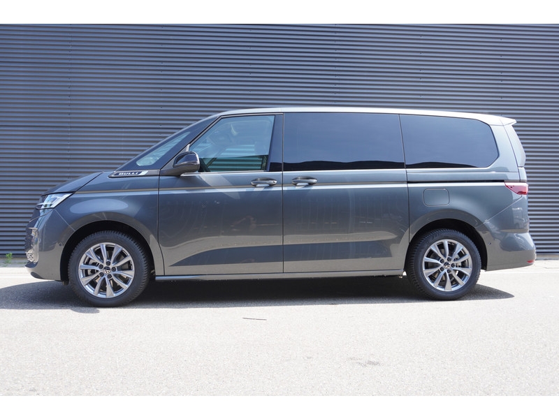 Volkswagen Multivan 1.5 eHybrid L2 Bulli Edition 4-Motion, IQ Light koplampen, 7-persoons Vis-a-Vis, Navigatie, Trekhaak Volkswagen Multivan 1.5 eHybrid L2 Bulli Edition 4-Motion, IQ Light koplampen, 7-persoons Vis-a-Vis, Navigatie, Trekhaak