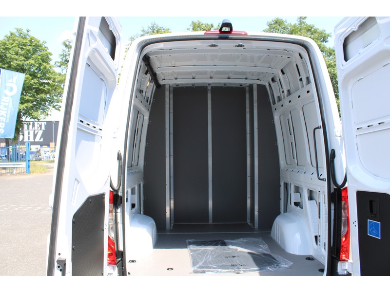 Mercedes-Benz Sprinter 317 CDI L2H2 DC 3500 kg trekhaak, MBUX met camera, Geveerde stoel  Mercedes-Benz Sprinter 317 CDI L2H2 DC 3500 kg trekhaak, MBUX met camera, Geveerde stoel