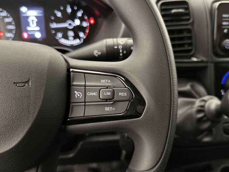 Peugeot Boxer L2H2 Zwaar 3.5t 140 pk | Parkeersensoren Voor en Achter | Airco | Trekhaak | Zijschuifdeur Rechts |   Peugeot Boxer L2H2 Zwaar 3.5t 140 pk | Parkeersensoren Voor en Achter | Airco | Trekhaak | Zijschuifdeur Rechts |