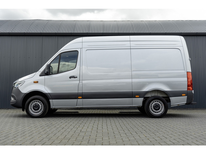 Mercedes-Benz Sprinter 317 CDI L2H2 | Automaat met Flippers | Mbux | Camera | CarPlay | Navi | Climate | Cruise | PDC | Eur  Mercedes-Benz Sprinter 317 CDI L2H2 | Automaat met Flippers | Mbux | Camera | CarPlay | Navi | Climate | Cruise | PDC | Eur