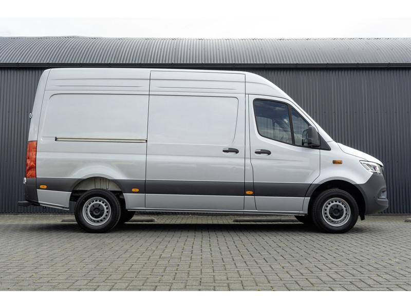 Mercedes-Benz Sprinter 317 CDI L2H2 | Automaat met Flippers | Mbux | Camera | CarPlay | Navi | Climate | Cruise | PDC | Eur  Mercedes-Benz Sprinter 317 CDI L2H2 | Automaat met Flippers | Mbux | Camera | CarPlay | Navi | Climate | Cruise | PDC | Eur