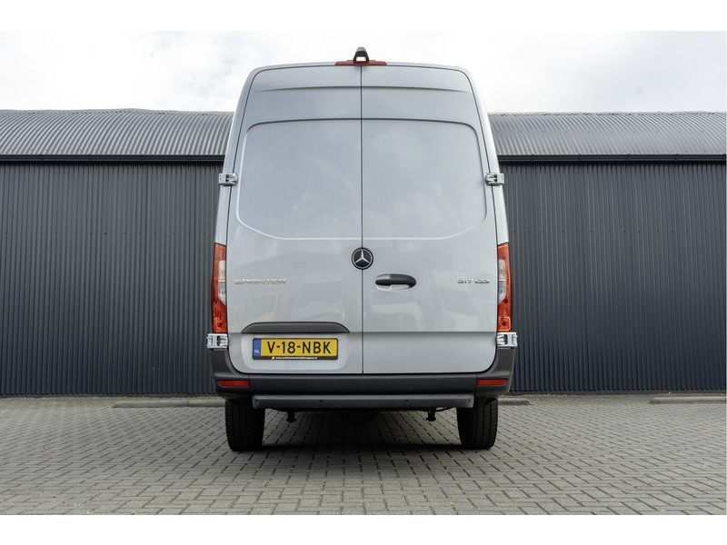 Mercedes-Benz Sprinter 317 CDI L2H2 | Automaat met Flippers | Mbux | Camera | CarPlay | Navi | Climate | Cruise | PDC | Eur  Mercedes-Benz Sprinter 317 CDI L2H2 | Automaat met Flippers | Mbux | Camera | CarPlay | Navi | Climate | Cruise | PDC | Eur