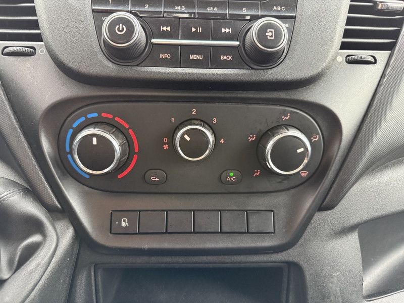 Iveco Daily 35C14 2.3 Dubbele Cabine Dubbellucht 7 Stoelen Airco Cruise Control Trekhaak 3.5t Tipper Benne Kippe Iveco Daily 35C14 2.3 Dubbele Cabine Dubbellucht 7 Stoelen Airco Cruise Control Trekhaak 3.5t Tipper Benne Kippe