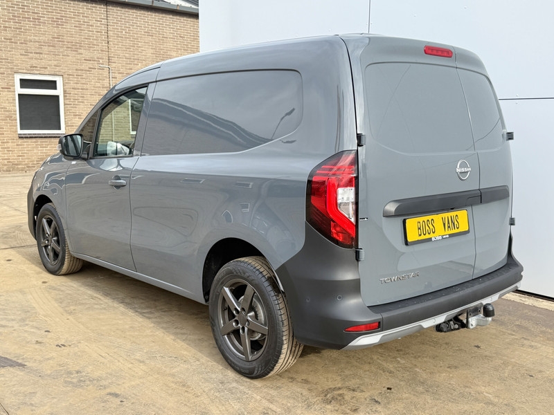 Nissan Townstar N-Connecta 1.3 130PK **Benzine** L1H1 Airco Carplay Cruise Control Trekhaak Keyless Start Stoelverwa  Nissan Townstar N-Connecta 1.3 130PK **Benzine** L1H1 Airco Carplay Cruise Control Trekhaak Keyless Start Stoelverwa