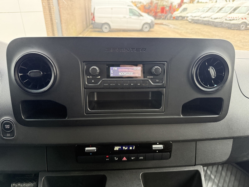 Mercedes-Benz eSprinter eSprinter L2H2 55 kWh L2H2 100% Elektrisch 55kWh 168km WLTP 80kw Snelladen Climate Control Camera St elektrisch Mercedes-Benz eSprinter eSprinter L2H2 55 kWh L2H2 100% Elektrisch 55kWh 168km WLTP 80kw Snelladen Climate Control Camera St elektrisch